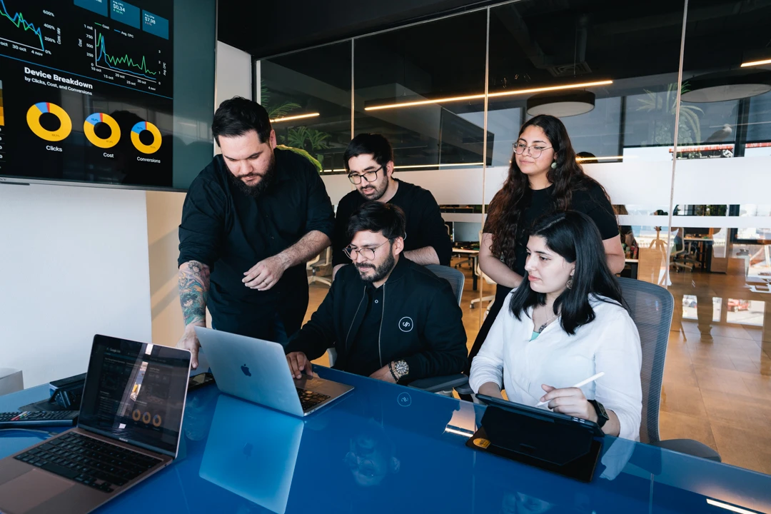 5 empleados de Costera Group en Reunión